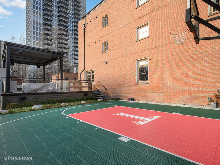 Property Photo: 3024 N Lake Shore Drive IL 60657