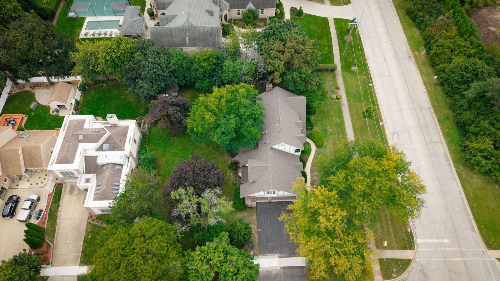 Property Photo:  1221 W Sable Drive  IL 60101 