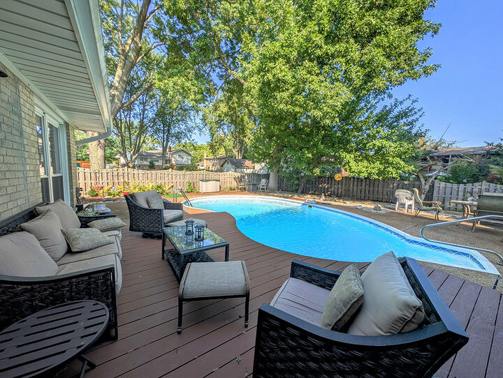 Property Photo: 910 E Cherry Lane IL 60004