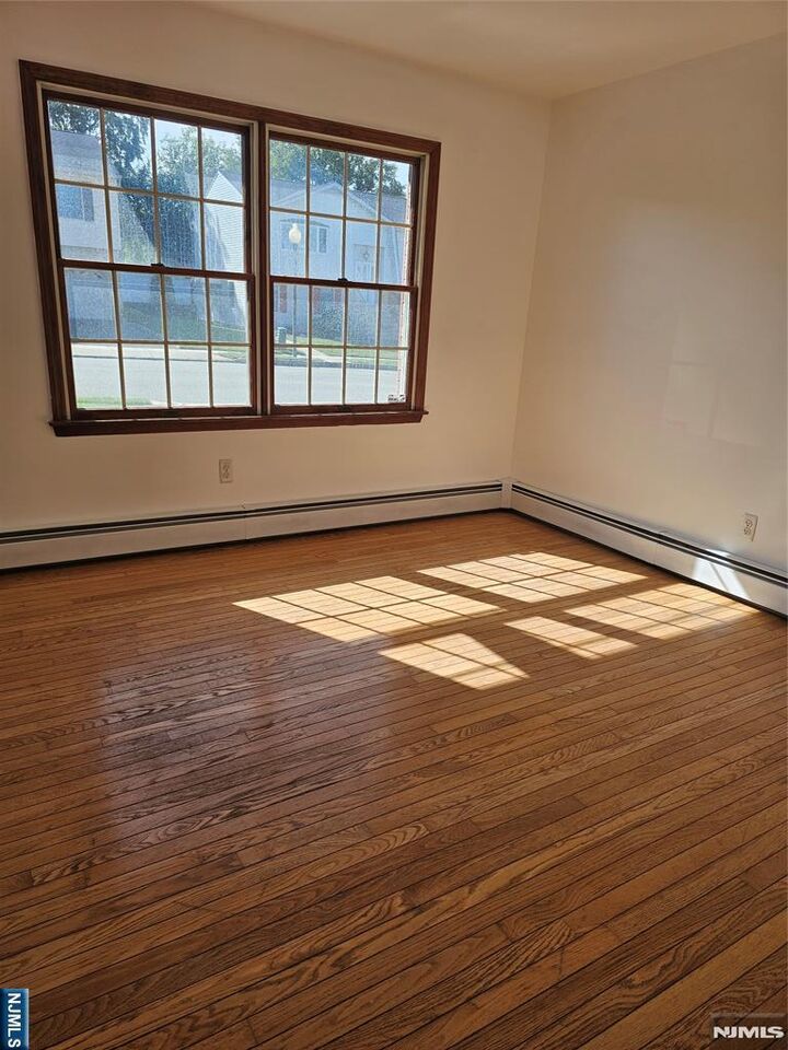 Property Photo:  5 Cozy Glen Court  NJ 07663 