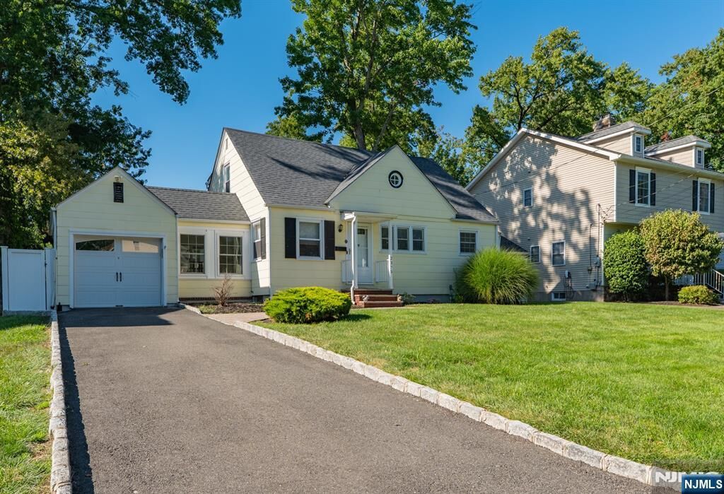 Property Photo:  2375 Whittier Avenue  NJ 07076 