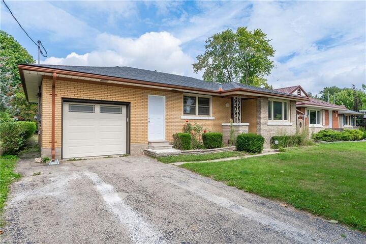 Property Photo:  62 Sandra Avenue Upper  ON N2M 1Z6 