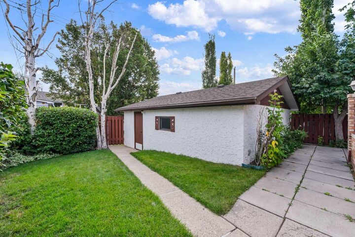 Property Photo:  7944 Huntington Road NE  AB T2K 5A3 