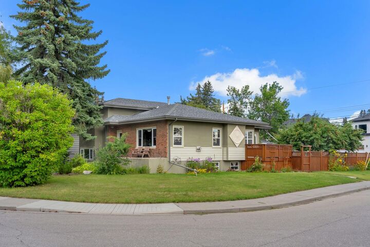Property Photo:  2204 Halifax Crescent NW  AB T2M 4C9 