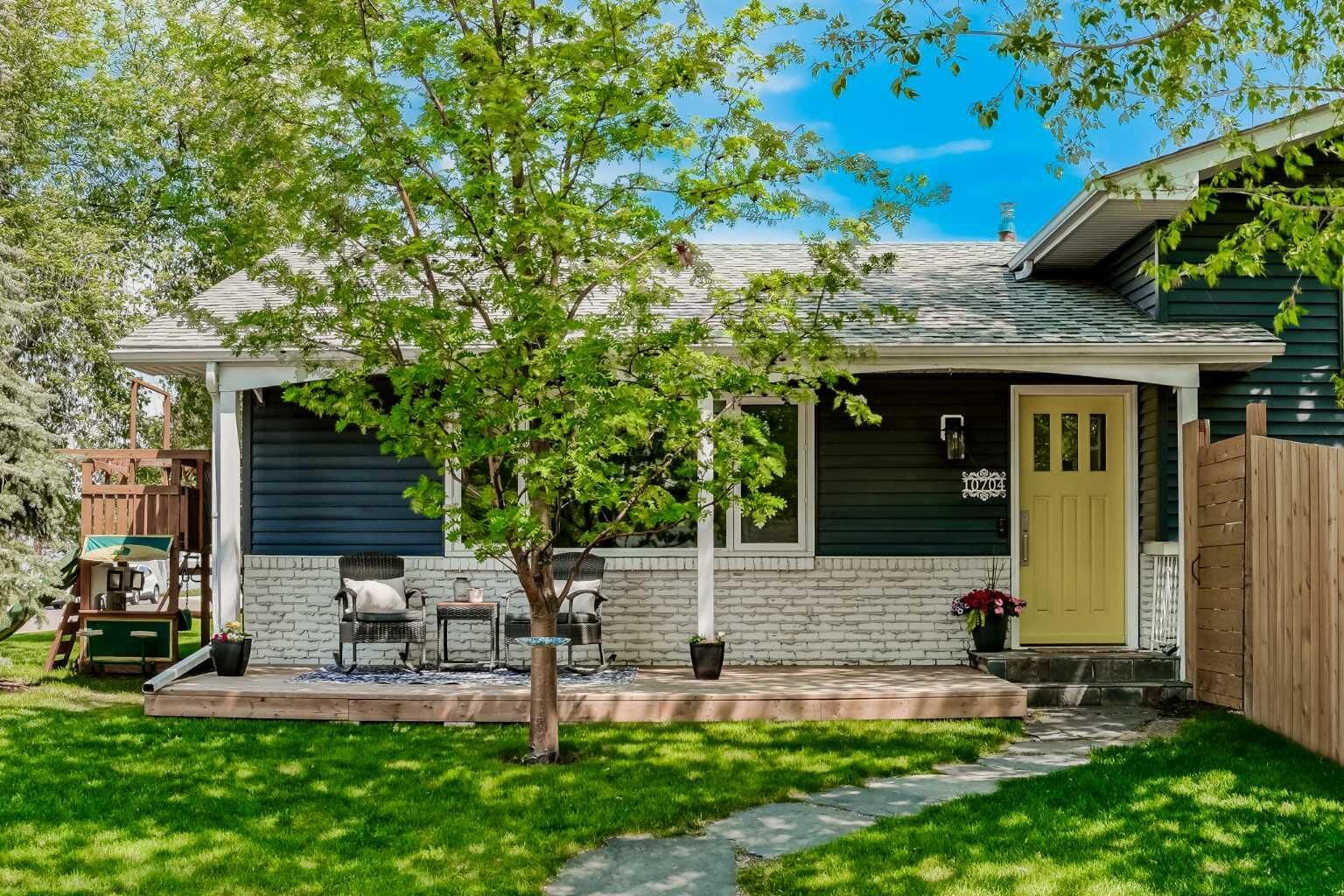 Property Photo:  10704 Maplecrest Road SE  AB T2J 1X9 