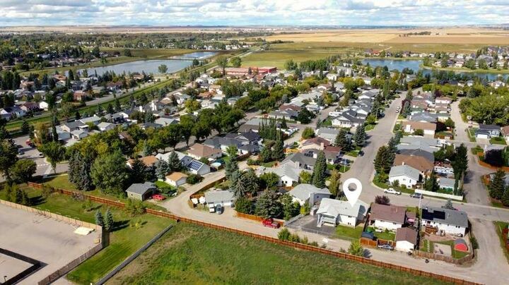 Property Photo:  1503 11 Avenue SE  AB T1V 1L6 