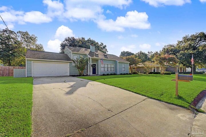 Property Photo: 7662 Charter Oaks Dr FL 32514