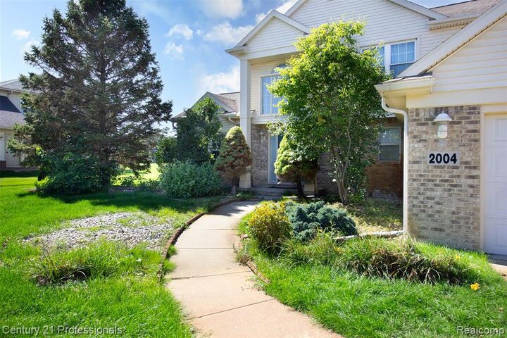 Property Photo:  2004 Twin Sun Circle  MI 48390 