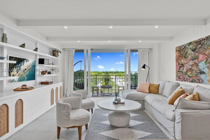 Property Photo:  600 Grapetree Dr 7fn  FL 33149 