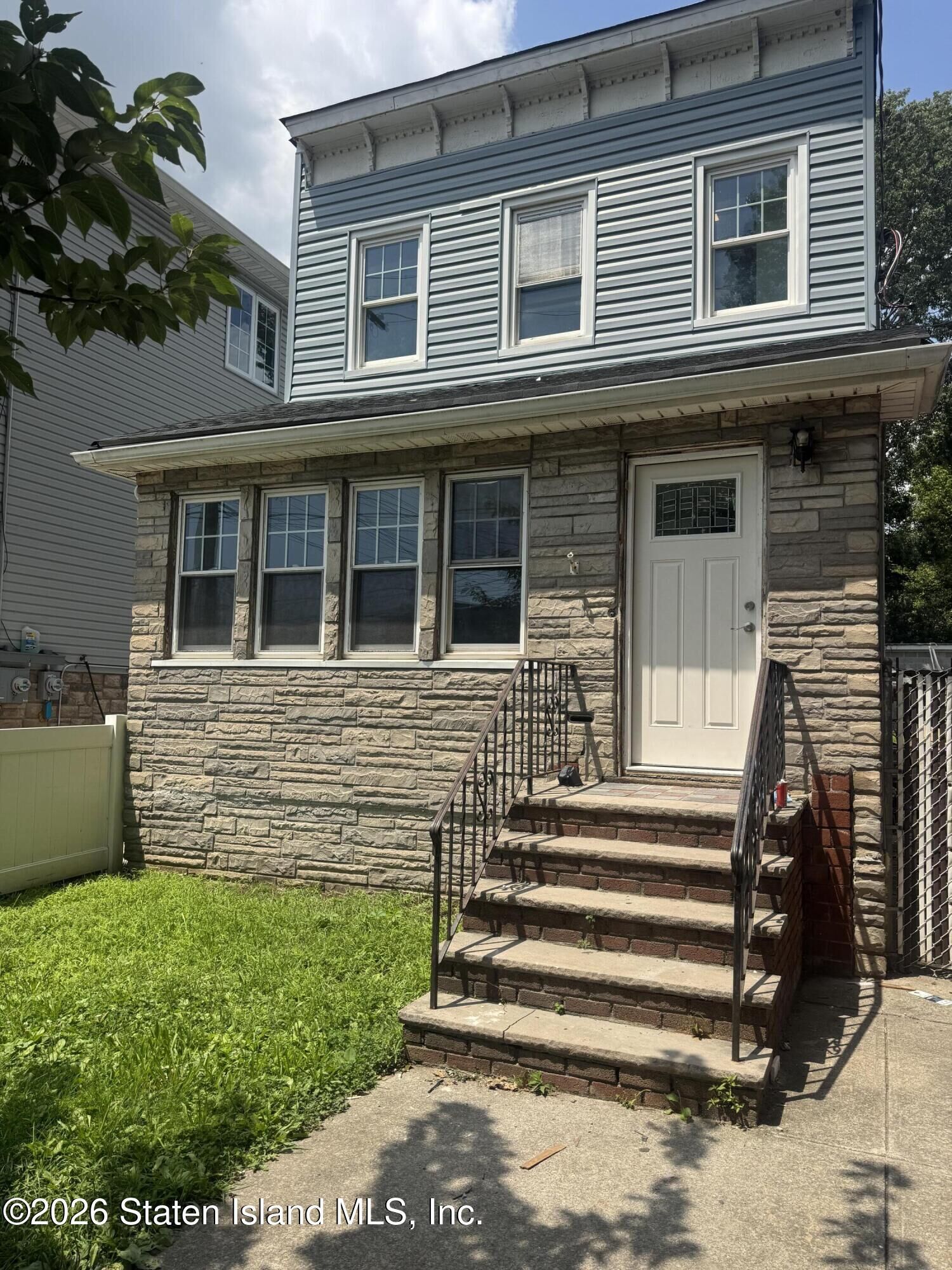 Property Photo: 527 Vanderbilt Avenue NY 10304