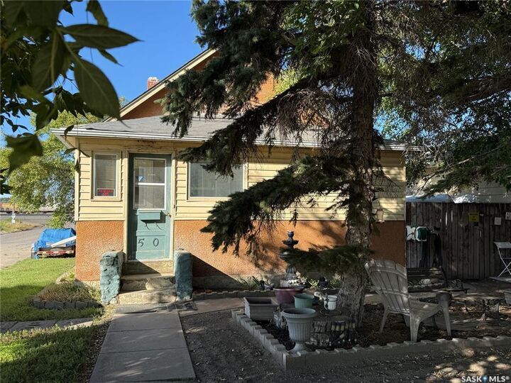 Property Photo:  580 Maple Street W  SK S6H 4X1 
