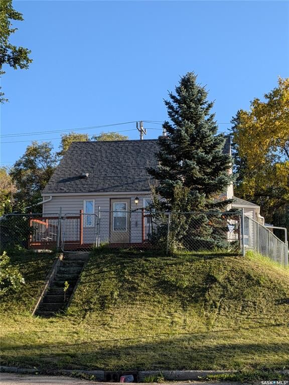Property Photo:  501 19th Street E  SK S6V 1K3 