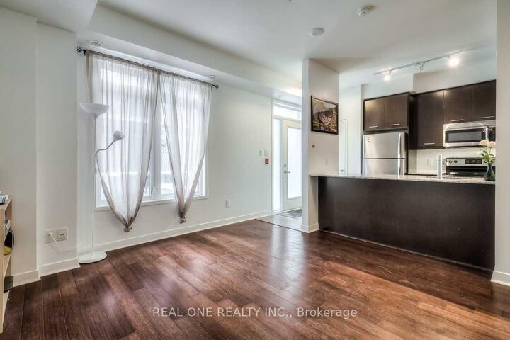 Property Photo:  370 Square One Drive Th23 C  ON L5B 0E6 