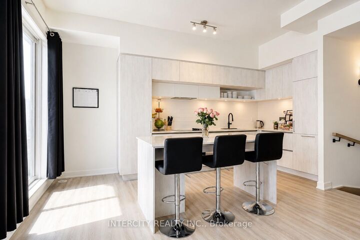 Property Photo:  11 David Eyer Road 1504  ON L4S 0N3 