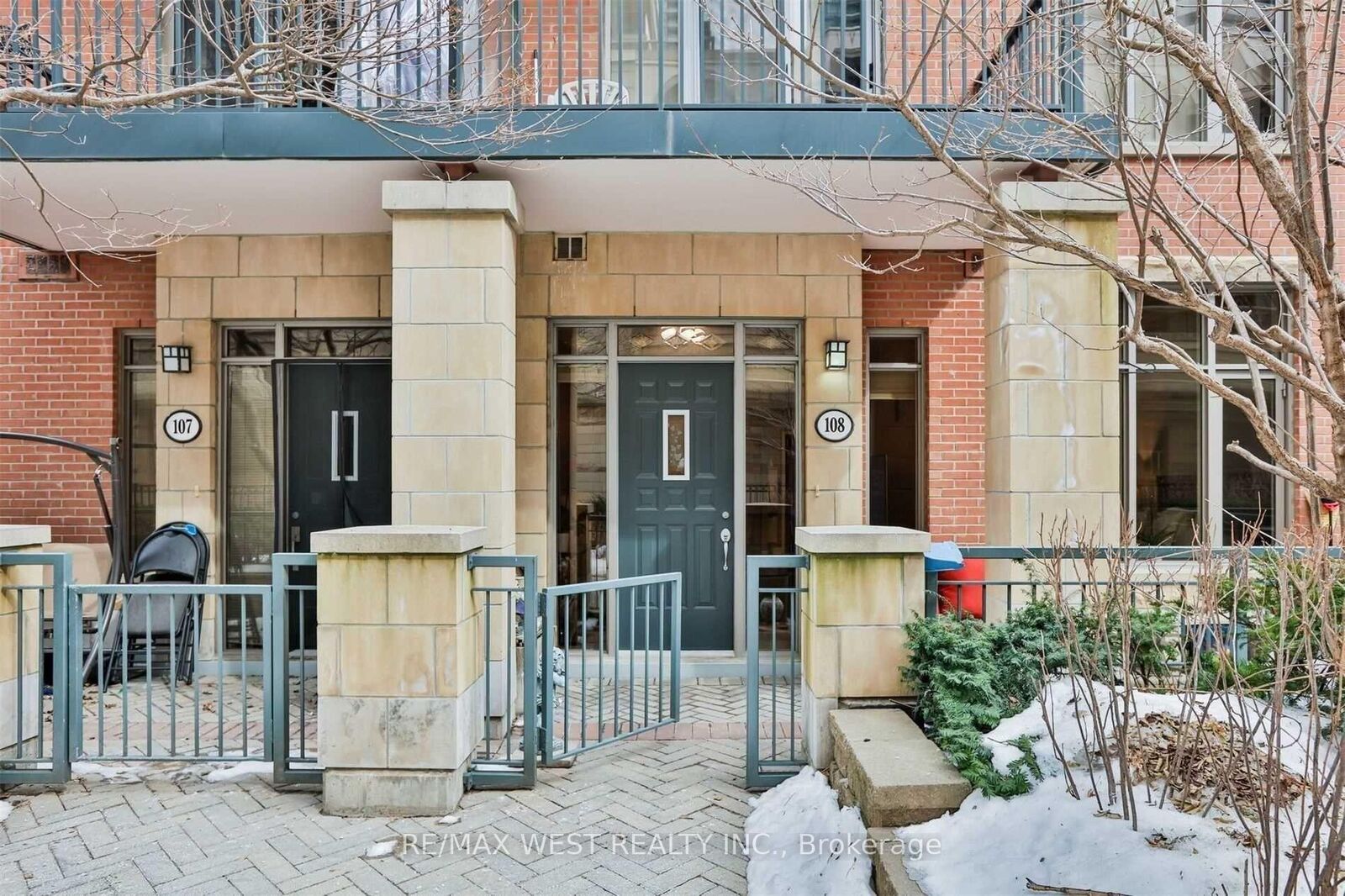 Property Photo:  330 Princess Royal Drive Gv-108  ON L5B 4M8 