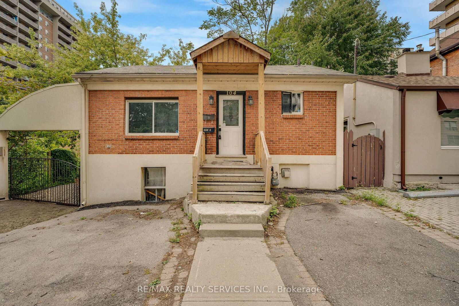 Property Photo:  104 Hess Street S  ON L8P 3N5 