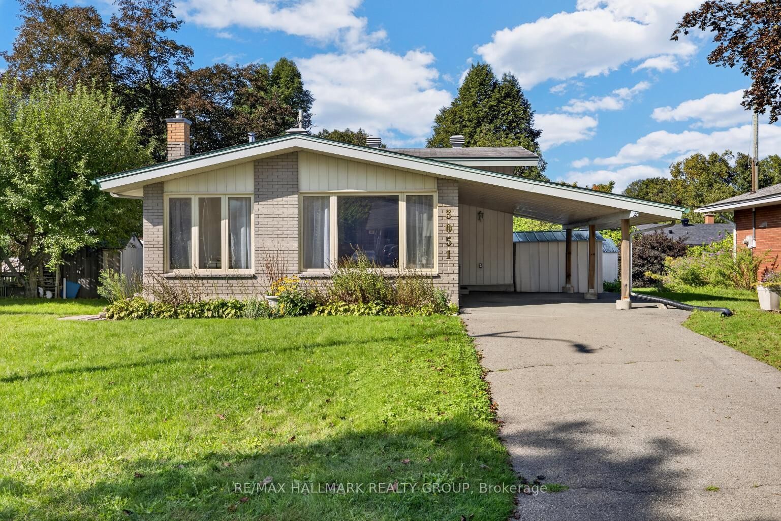 Property Photo:  3051 Cowan Crescent  ON K1V 8K9 