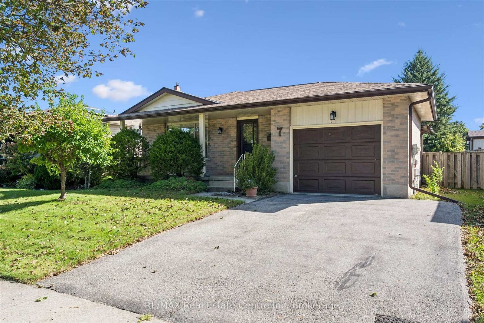 Property Photo:  7 Countryside Crescent  ON N2E 2S8 