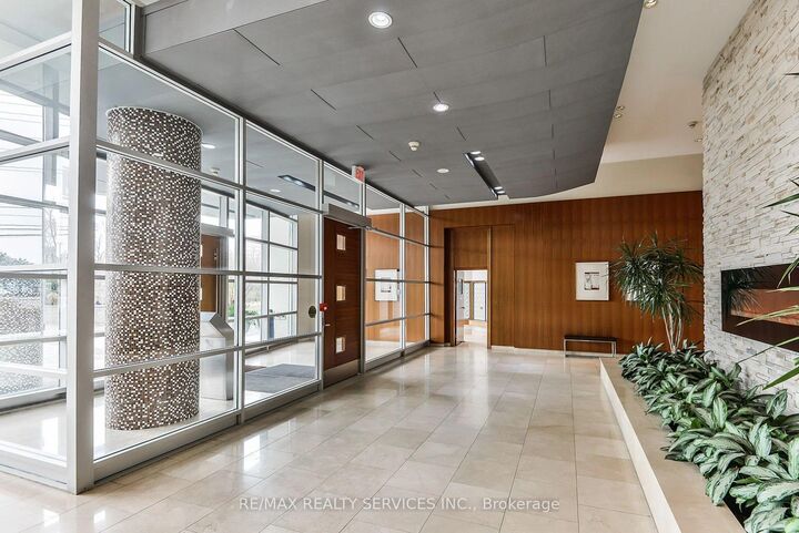 Property Photo:  220 Burnhamthorpe Road W 2008  ON L5B 4N4 
