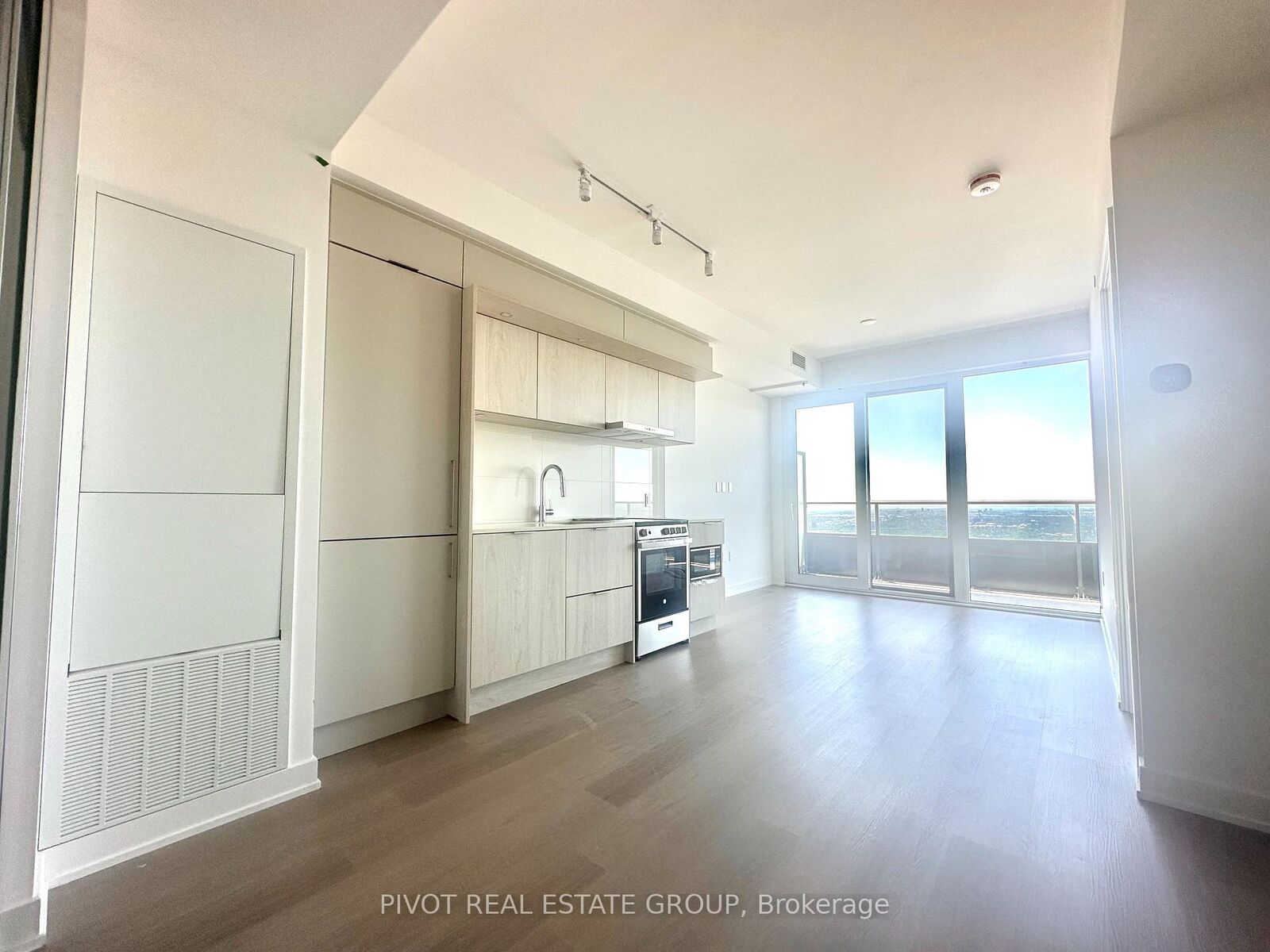 Property Photo:  448 Burnhamthorpe Road W  ON L5B 0R4 