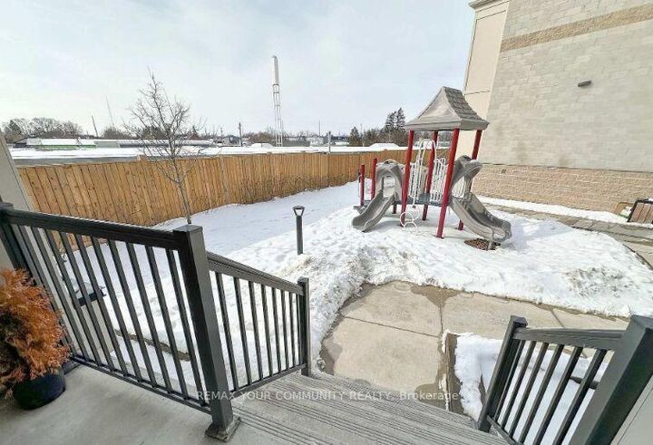 Property Photo:  490 Beresford Path 11  ON L1H 0B2 