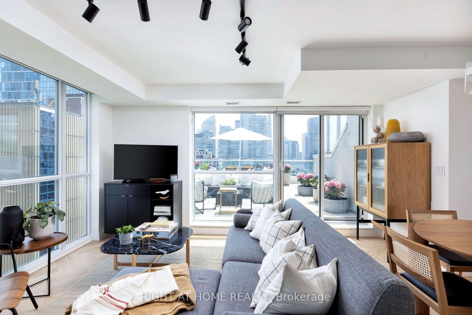 Property Photo: 96 St Patrick Street Ph8 ON M5T 1V2