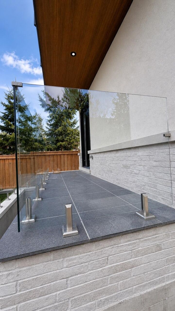 Property Photo:  43 Elmwood Avenue N #1  ON L5G 3K1 