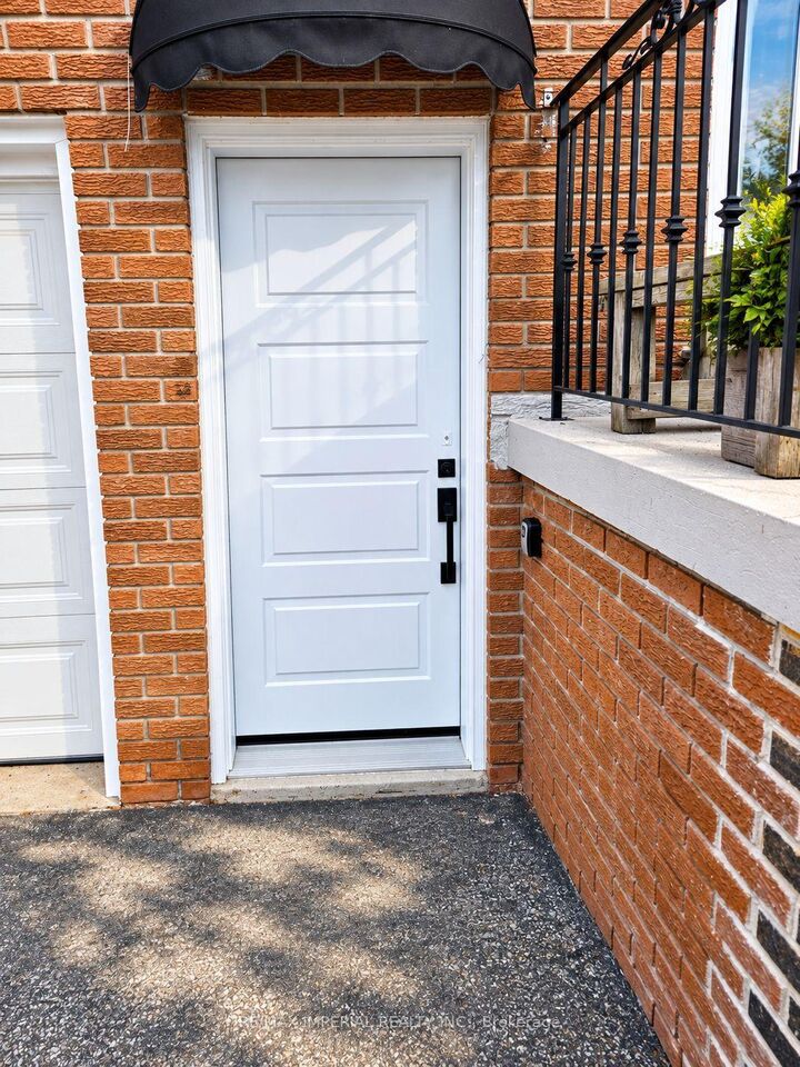 Property Photo:  462 Fergo Avenue Lower Unit  ON L5B 2J3 