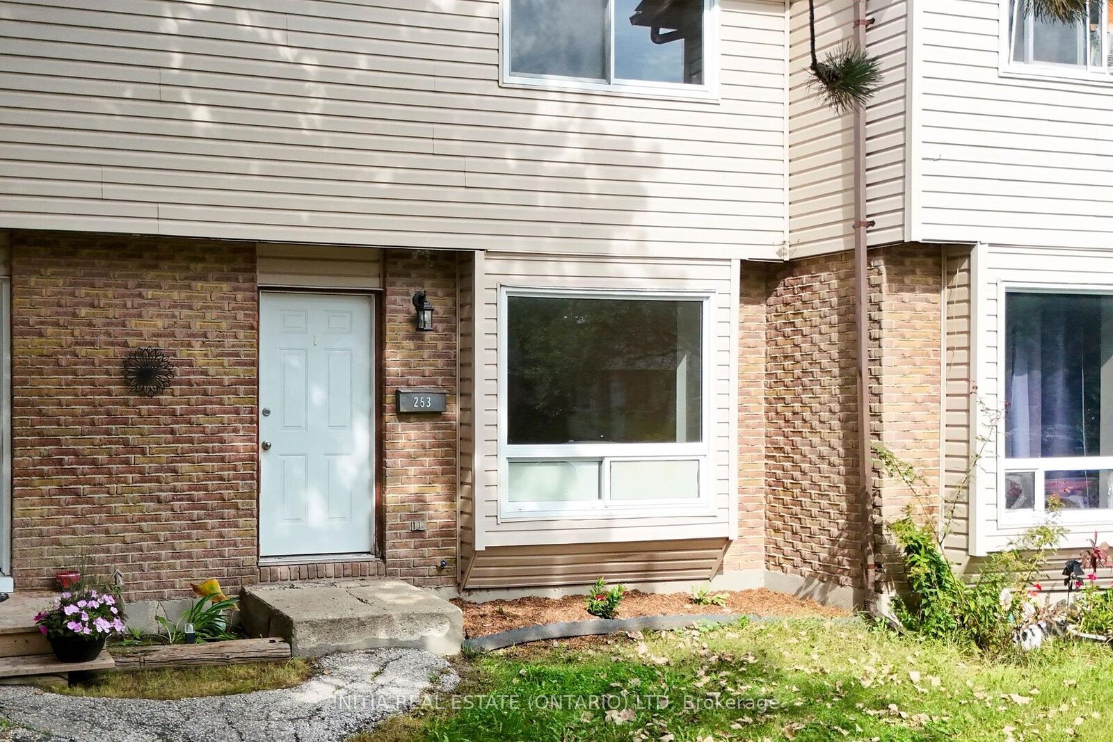 Property Photo:  253 Hampton Avenue  ON N7S 4Z2 