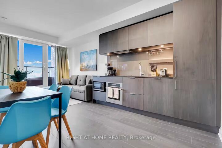 Property Photo: 28 Ann Street 223 ON L5G 0E1