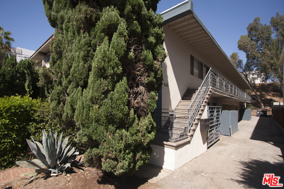 Property Photo: 11521 Rochester Ave, Unit 1 CA 90025