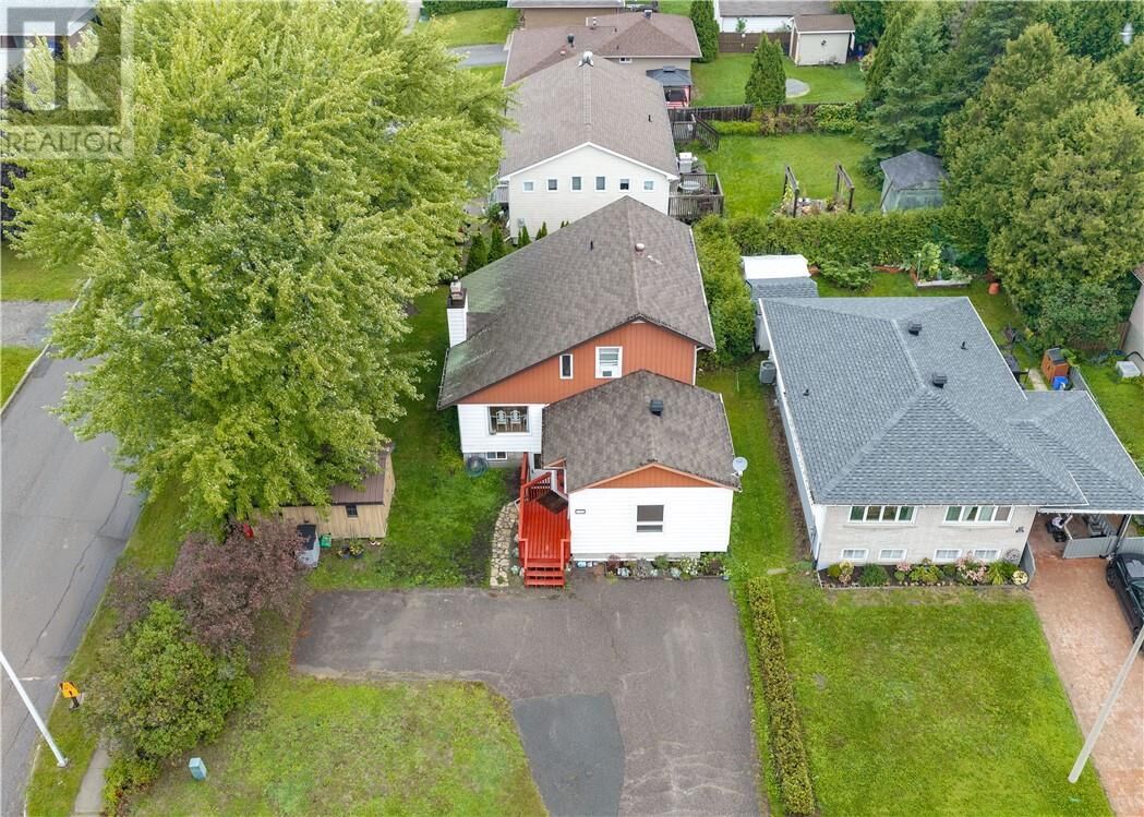 Property Photo:  102 Cross Street  ON P3Y 1M8 