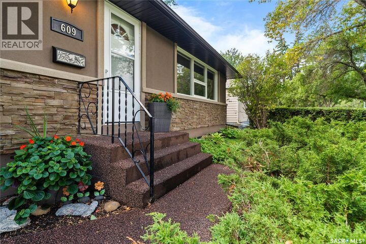 Property Photo:  609 18th Avenue E  SK S4N 1E6 