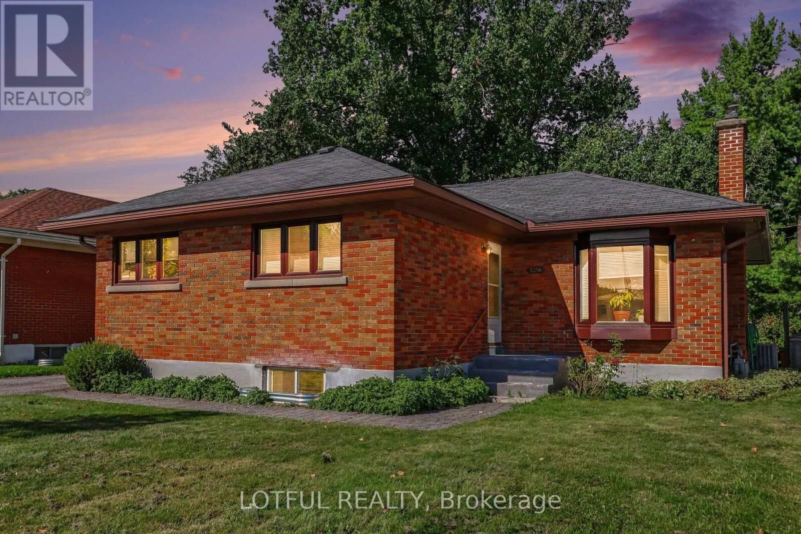 Property Photo:  1256 Field Street B  ON K2C 2R2 