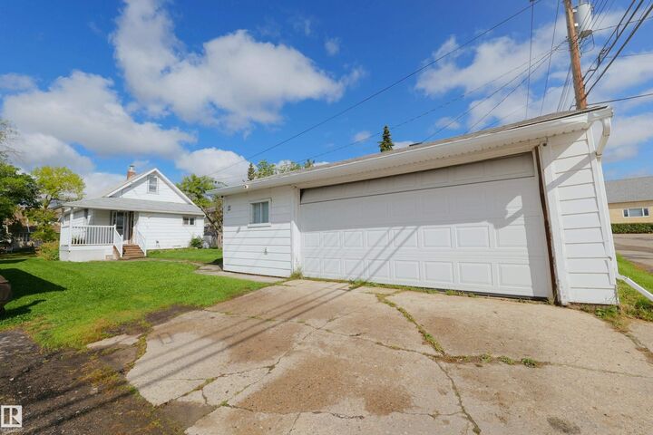 Property Photo:  5131 51 Street  AB T7N 1A5 