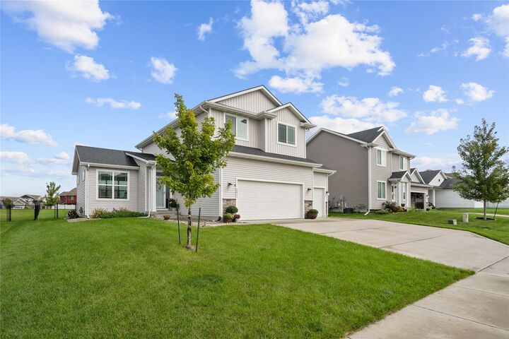 Property Photo:  2411 NW Beechwood Street  IA 50023 