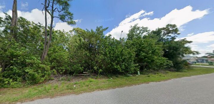 Property Photo: 23042 Troy Avenue FL 33980