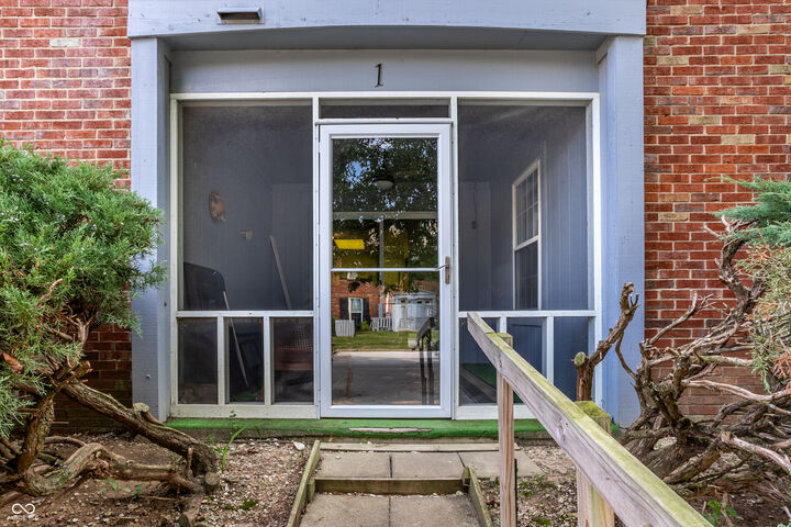 Property Photo: 1602 Queensbridge Square 1 IN 46219