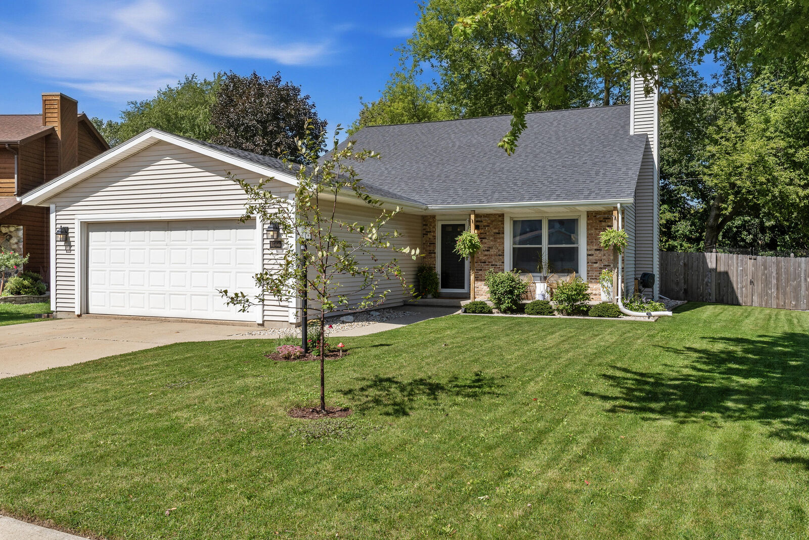 Property Photo: 1566 Briarwood Ln WI 53027