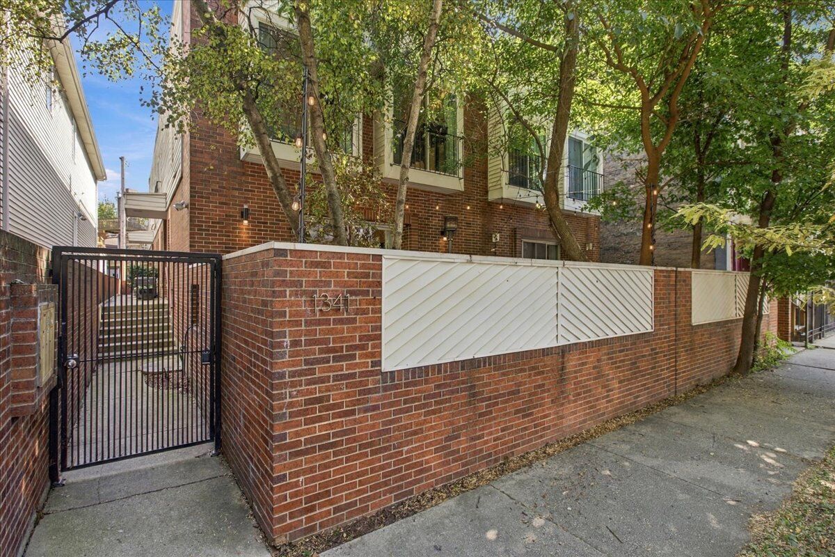 Property Photo:  1341 N Wolcott Avenue A  IL 60622 