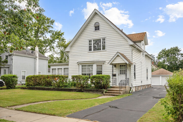 Property Photo:  302 N State Street  IL 60152 