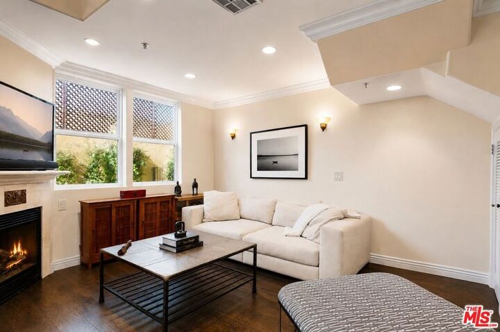 Property Photo: 1050 N Edinburgh Avenue 103 CA 90046