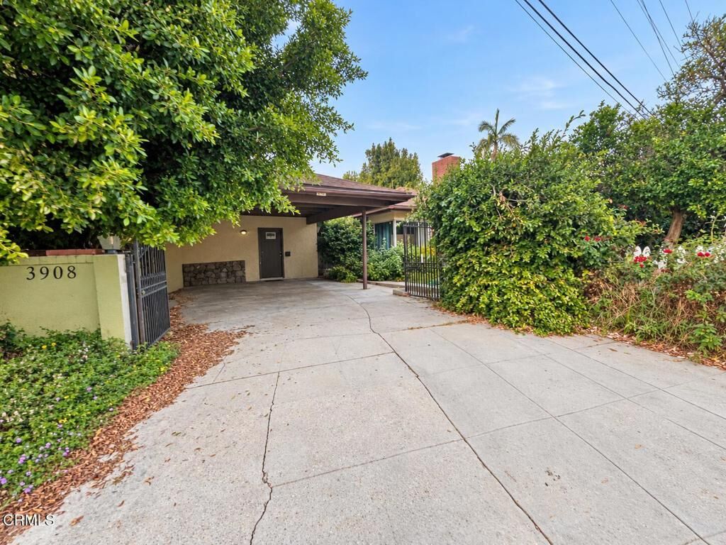 Property Photo:  3908 Vineland Avenue  CA 91604 
