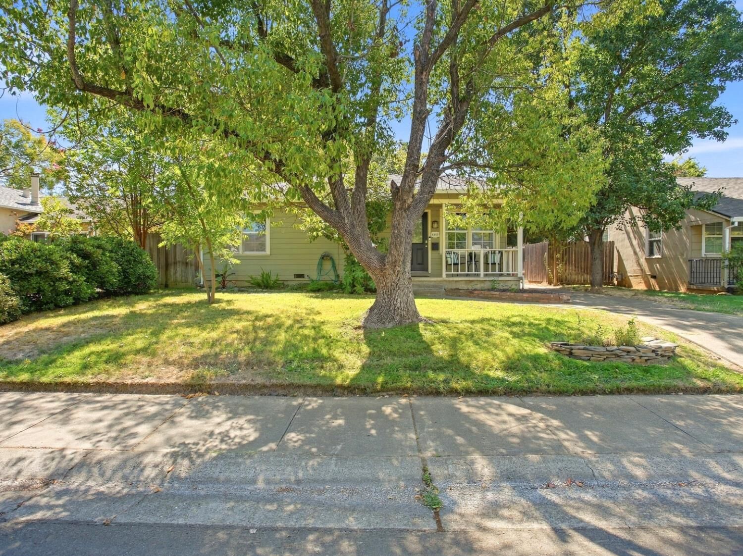 Property Photo:  6006 4th Avenue  CA 95817 