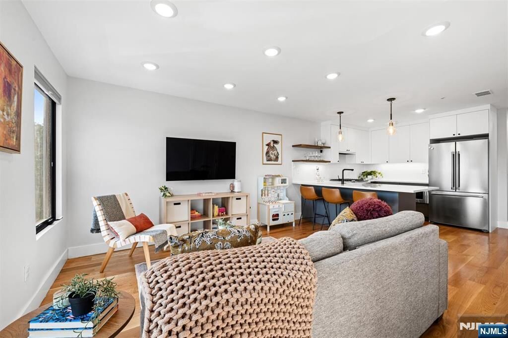 Property Photo:  22 Lincoln Street 3  NJ 07307 