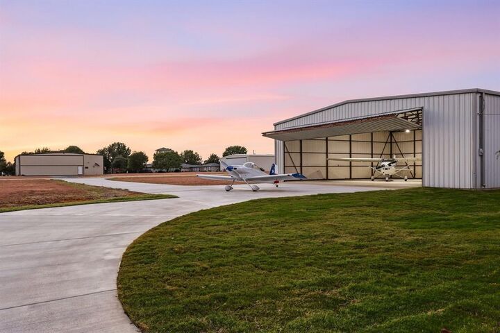 Property Photo: 2931 N Mockingbird Lane TX 76065