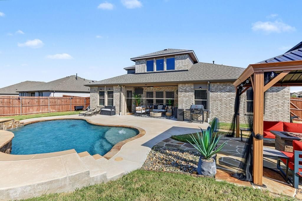 Property Photo: 1221 Boulder Drive TX 75104