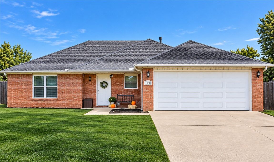 Property Photo:  1090 Sunflower Street  AR 72719 