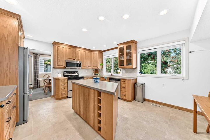 Property Photo:  12 Cantrell Bay SW  AB T2W 2C2 