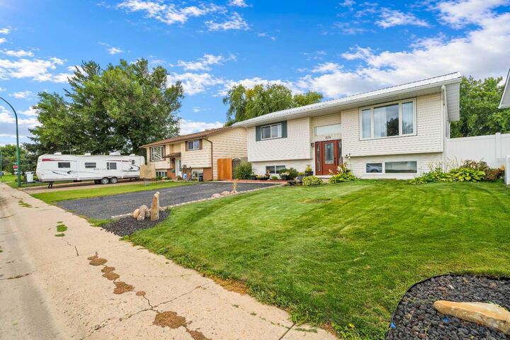 Property Photo:  828 6 Street SE  AB T0J 2P0 